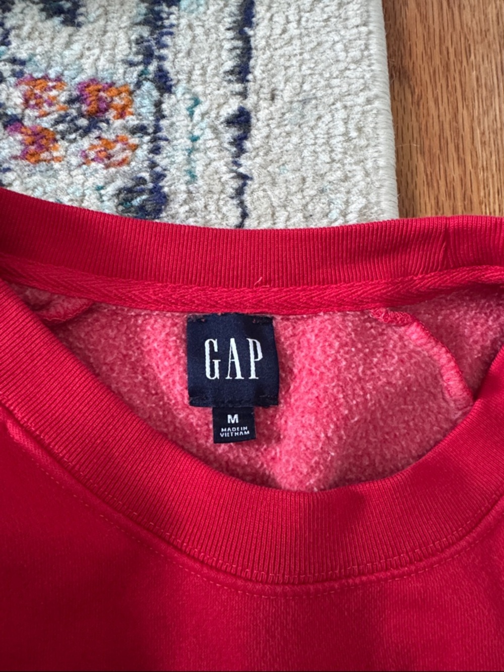 GAP Red slightly cropped Crewneck Sweatshirt women’s size small - Picture 2 of 2